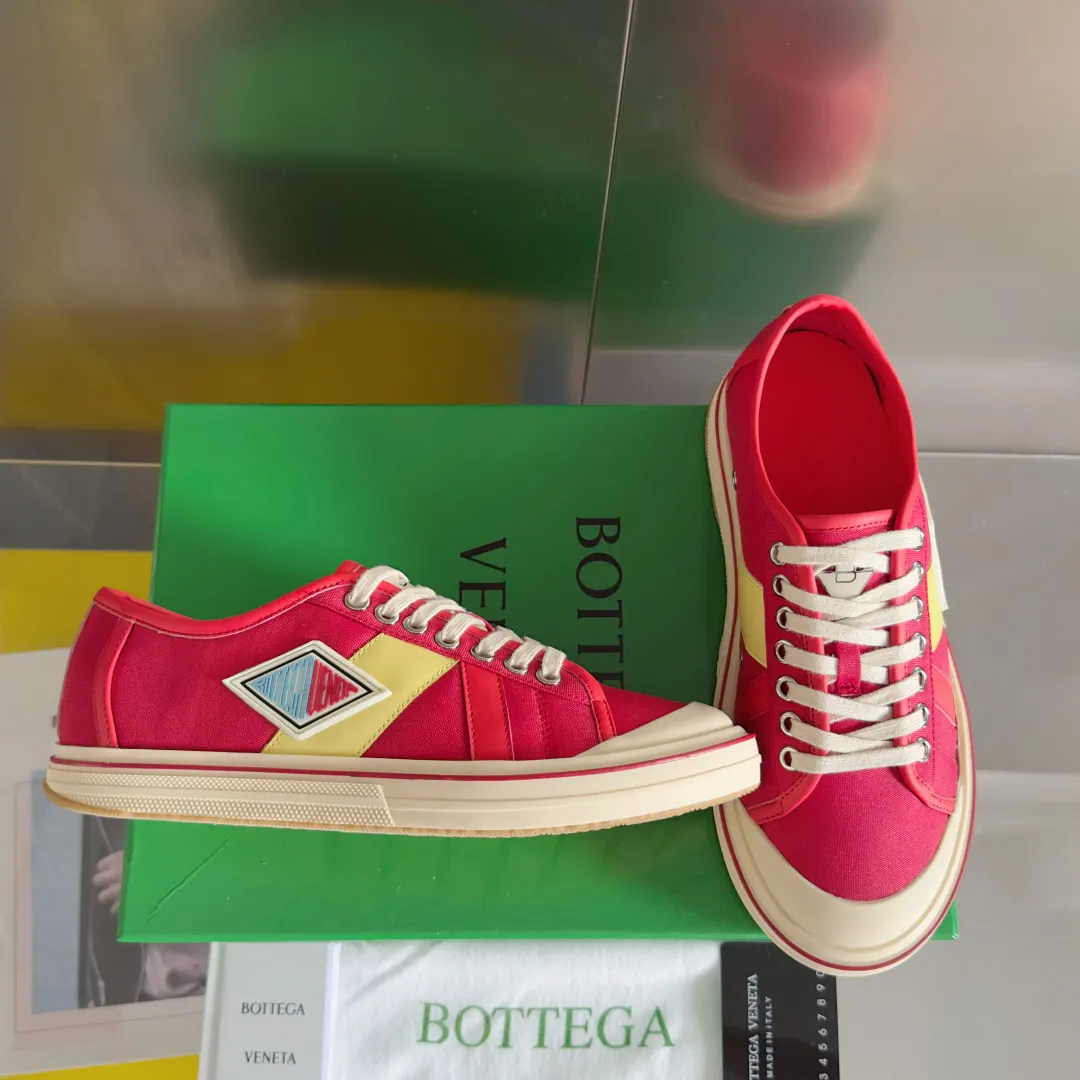 Top version: Couple model 560💰 Bottega Veneta Bottega Veneta BV’s latest Eliot series retro basketball shoes casual sports canvas shoes Bottega Veneta 2025 spring and summer show new shoes Eliot is on the market. Inspired by retro basketball sneakers, the color combination highlights youthful vitality and perfectly interprets the theme of youth and childlike innocence. The details are also very particular. The summer canvas brings excellent durability and comfort. Designs such as calfskin trim, rubber toe caps and hand-painted retro red lines are full of retro feel. The round toe and convex sole add a modern feel. Exquisite packaging at the delivery counter🛍📦 ▪️Fabrics: Original customized high-density canvas + cowhide ▪️Inner lining: Original customized breathable canvas ▪️Sole: Original open-molded anti-slip TPU material ▪️Sole thickness: 3CM ▪️Size: Women’s 35-41 / [Men’s 39-45 pre-sale]